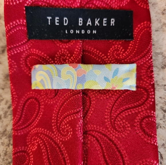 Ted Baker London 100% Imported Silk red paisley tie - Picture 3 of 6